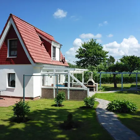 Behagliches Mit Garten Und Terrasse רריק