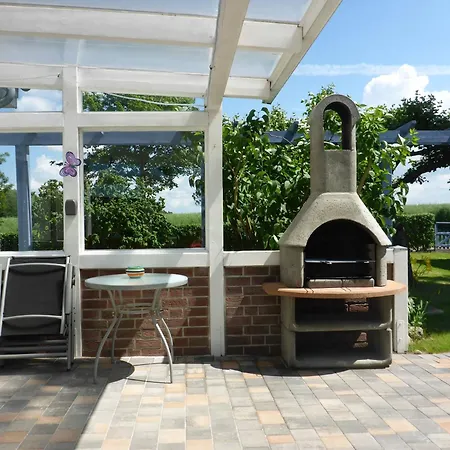 Behagliches Mit Garten Und Terrasse רריק